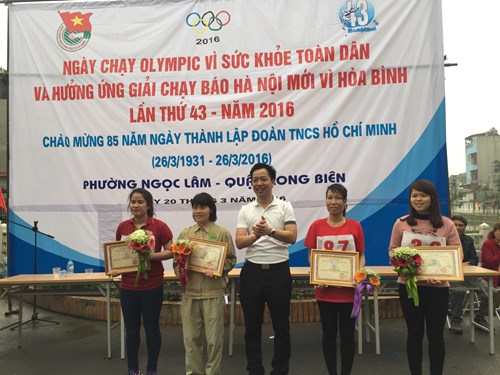 Đoàn viên công đoàn trường Tiểu học Ái Mộ A sôi nổi hưởng ứng Ngày chạy Olympic vì sức khỏe toàn dân năm 2016.